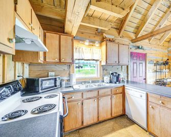 2 Mi to Mabry Mill: Mtn-view Cabin w/ Porch! - Meadows of Dan - Cocina
