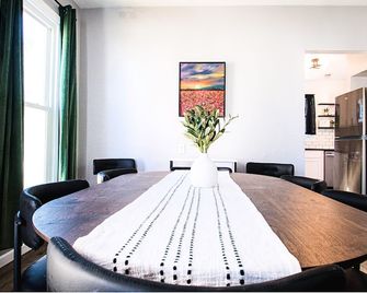 Tipp Hill Home, near local eateries and pubs, walkable, near SU and Hospitals - Syracuse - Dining room