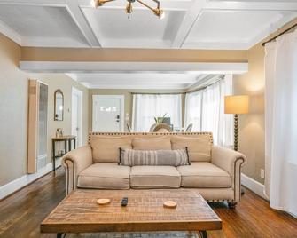 New! Charming Bungalow Centrally Located - San Diego - Living room