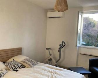 Room in house drome + viarhona + freeway + jacuzzi (extra charge) - Châteauneuf-du-Rhône - Schlafzimmer