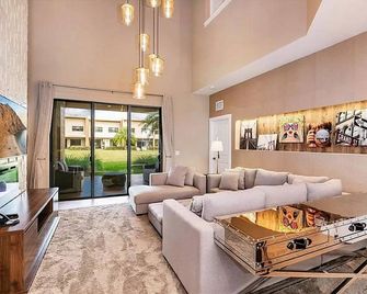 Magic Village 4 Bedroom! Welcome Home! - Kissimmee - Wohnzimmer