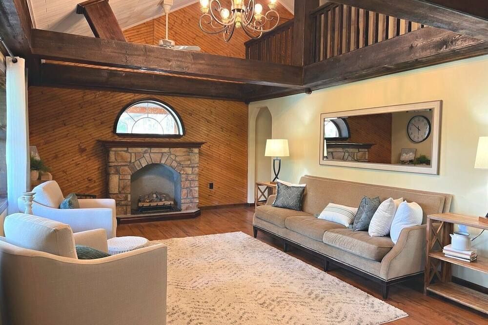 Lazy Bass Lodge | Riverfront & Porch Views + Boat Launch - Lewistown - Sala de estar