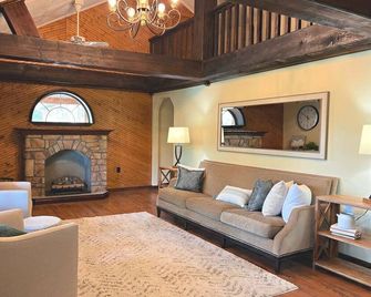 Lazy Bass Lodge | Riverfront & Porch Views + Boat Launch - Lewistown - Sala de estar