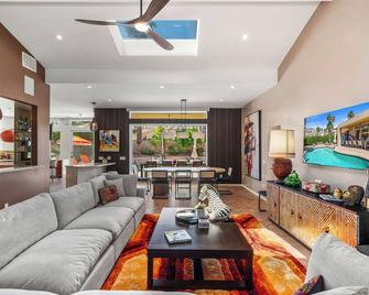 Eat Play Love – Designer Palm Springs Home with Pool, Mountain Views, Games & Outdoor Dining - Palm Springs