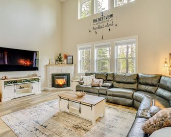 Spacious Donnelly Family Home with Private Hot Tub! - Donnelly - Sala de estar