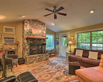 Updated Tryon Cabin on Pacolet River! - Tryon - Living room