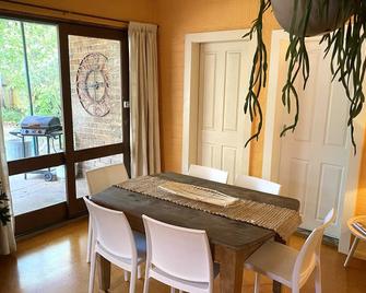 Cute Cottage On Byng - Walk To Town - Orange - Dining room