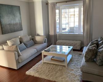 Mid-Century Serene Family Home with Garden and Parking Short-Term Available - Toronto - Soggiorno