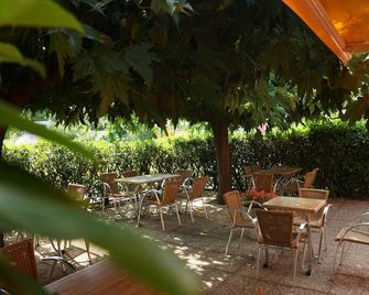 Brit Hotel Essentiel Villefranche-sur-Saône - Ex Balladins - Villefranche-sur-Saône - Binnenhof