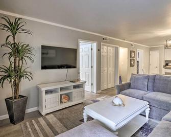 Less Than 1 Mi to Beach Hilton Head Condo with Pool Access! - Hilton Head Island - Living room