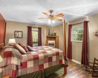 Timber Ridge! Smokies Forest Setting, Game Room, Hot Tub, Fireplace, & Wi-Fi - Cosby - Bedroom
