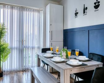 Enchanting 3-bedroom house in Manchester with cozy vibes - Mánchester - Comedor