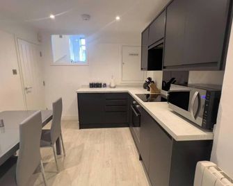 The Dragon Pad Boutique Apartment - Royal Tunbridge Wells - Kitchen