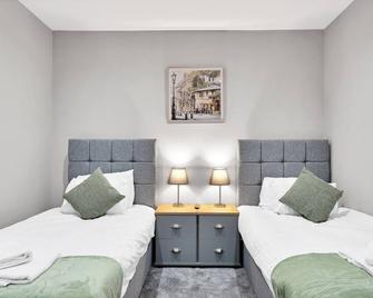 02 - Crown Place 2 Bedroom Luxury Apartment - Shepperton - Bedroom
