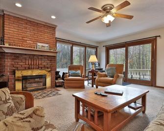 Cozy Vermont House Near Ski Resort, Bridgewater and Woodstock, Private - Bridgewater - Living room