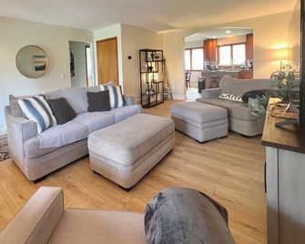 Spring Lake Haven - Spacious - Steps to the Beach - Sleeps 8, Pets Welcome - Spring Lake - Sala de estar