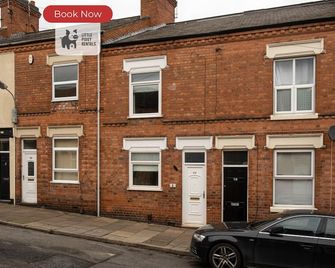 2 Br Apartment By Littlepiggyrentals Short Lets & Serviced Accommodation Leicester With Wi-Fi, Free Parking & Outdoor Area - Leicester - Edificio