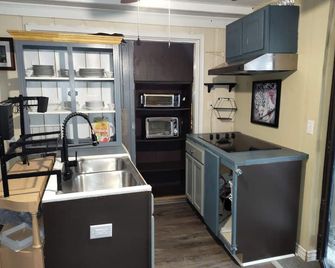 Charming house w/WiFi and AC in tranquil Wilson,walking distance to brewmasters - Wilson - Kitchen