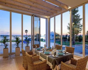 Beachfront Villa Natalia with Two Private Pools - Vourvourou - Jídelna