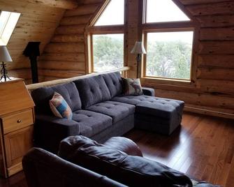 Cozy, quiet, secluded log cabin. - Buena Vista - Living room