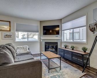 Spacious condo unit Getaway to the Rocky - Harvie Heights - Sala de estar