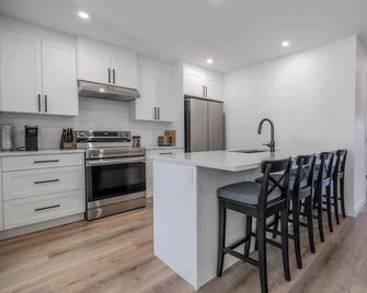 The Point Lodge - Cozy Invermere Getaway - Invermere - Kitchen