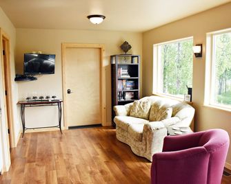 The Eagles Nest - Beautiful / Private Home on the Kenai River - Kenai - Living room