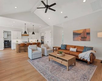 Charming Retreat with Scenic Views and Modern Comfort - Idyllic Sanctuary - Canyon Lake - Huiskamer