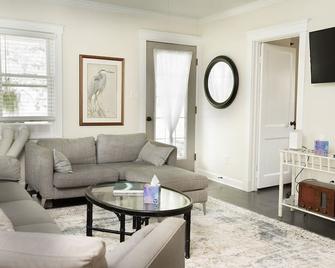 Experience the best of Southern Maryland at the Calvert Cliffs Cottage. - Lusby - Living room