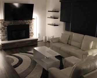Luxury home w/ gym, theatre, Xbox, 75in 4k TV, EV charger, Alexa and more - Sault Ste Marie - Living room