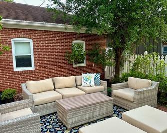 Charming Historic Getaway: Unwind in Lancaster's Timeless Elegance - Lancaster - Patio