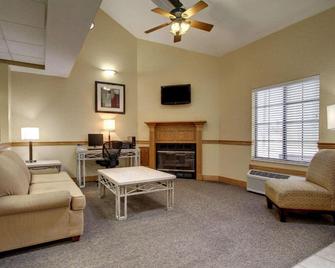 Columbia Inn & Suites - Columbia - Living room