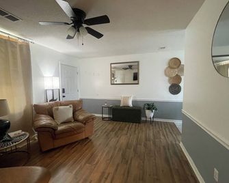 Simply Home-Convenient to major stores, restaurants and 9 minutes to Water Park! - Statesboro - Living room