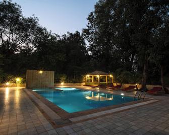 Treebo Premium Mowgli's Den, Pench - Khawāsa - Piscina