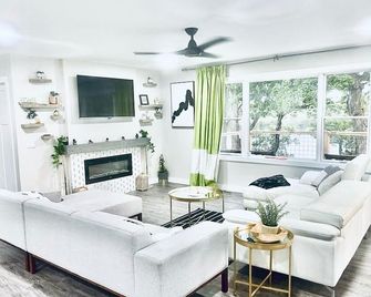 Experience Luxury, leisure, and lakefront living for the whole family. - Alexandria - Living room