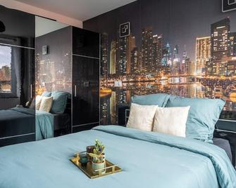 2-Bed Apartment - Sleeps 4 Aircon & Central Links - 勒·克里姆林·比塞特 - 臥室