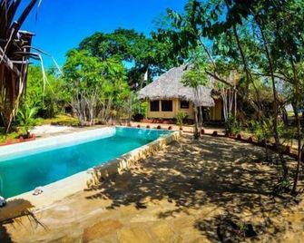 Swahili Divers & Gecko Nature Lodge - Verani - Piscina