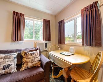 Charming and casual motel in a great location with shared resort amenities - Lincoln - Dining room