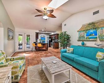 Port Charlotte Retreat with Heated Pool and Spa! - 北港 - 客廳