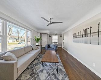 6212 Boston Avenue · 3 bdr / 1 bath Fully Remodeled House off Merle Hay - Des Moines - Phòng khách
