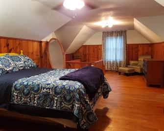 Cozy house within walking distance of the historic downtown district. - Cape Girardeau - Bedroom