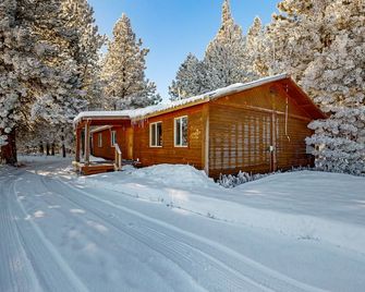 Dog-friendly, secluded mountain view cabin with deck and gas fireplace - Donnelly - Building