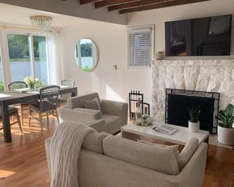 Lux Bungalow on Gorgeous Lake. Relax. Explore nearby towns. Ski. Kayak. Hike. - Carmel - Living room