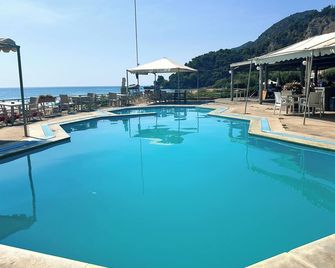 Glyfada Beach Escape, one of the closest to the beach & High Speed Internet - Corfù - Piscina