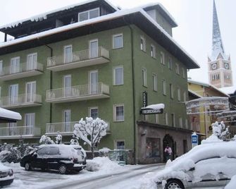 Triple room with shower or bath Bathroom, toilet - Friedrichsburg - Bad Hofgastein - Building