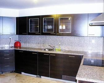 Cozy Waterfront Home - As Sīfah - Cocina