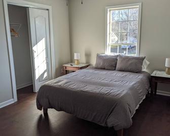 Charming 3-Bedroom Retreat with Fenced Yard & Fire Pit in North Jackson - Jackson - Bedroom