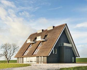 Directly on the Wadden Sea, vacation home Wadd en Zee offers modern accommodation for 22 people. - Niawier - Edificio