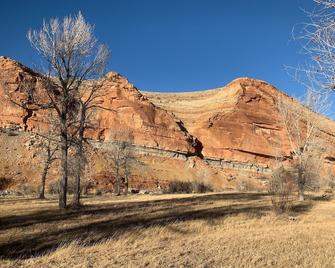 Secluded studio-style cabin on the rushing Wind River tucked under cottonwoods - Dubois - Property amenity