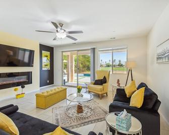 Desert Escape, Stunning View, Pool, Bbq, Firepit, Gated, Walk2 Coachella Music Festival - Indio - Living room